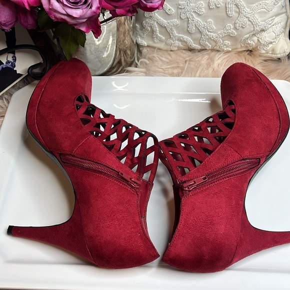 RED SUEDE BOOTIE HEELS - Picture 4 of 7